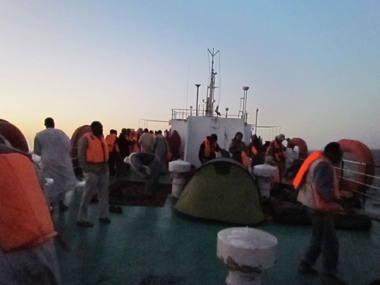 cundiendo el caos en cubierta por la posible evacuación